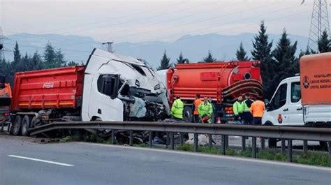 Anadolu Otoyolu’nda toprak yüklü TIR kaza yaptı: 2 yaralı